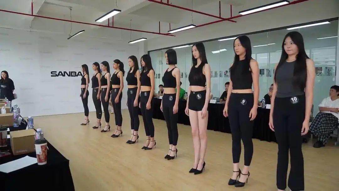 界碰撞